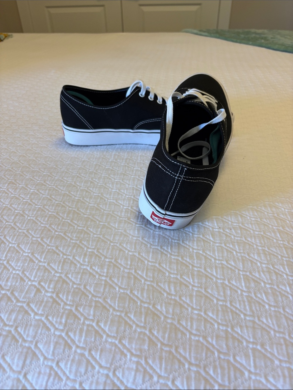 NWOB Vans Men’s Comfy Cush Black Canvas Lace-Up Sneakers with White Soles